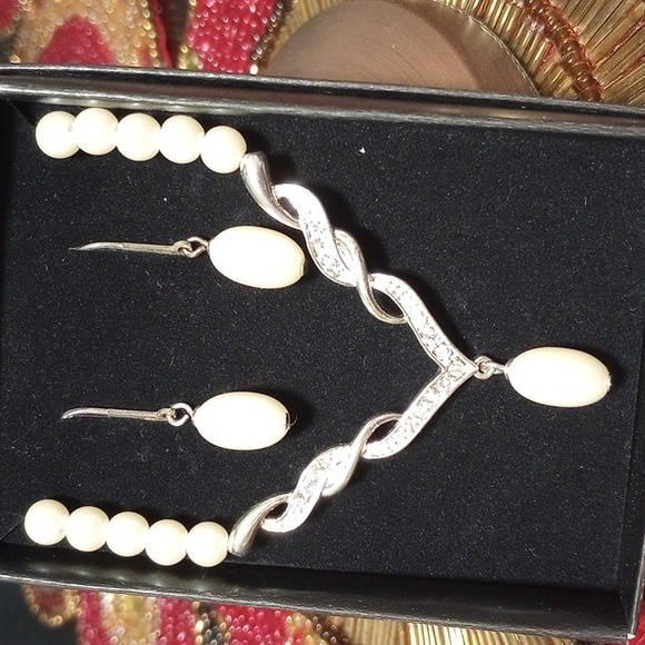 Faux Pearls Necklace/Earrings Set - Picture 5 of 10